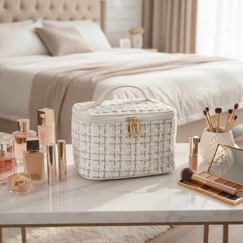 vanity femme posee devant produits maquillage