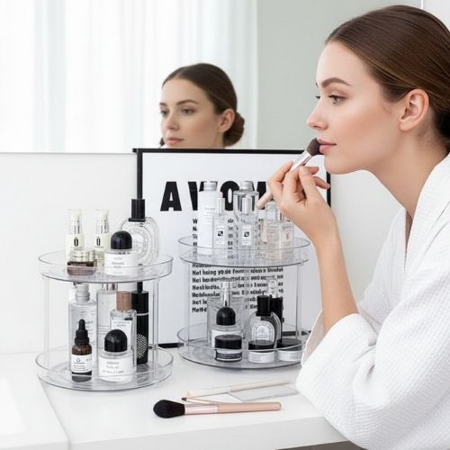 femme maquille devant organisateur maquillage rotatif