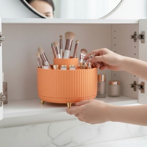 femme range organisateur de maquillage rotatif a 360