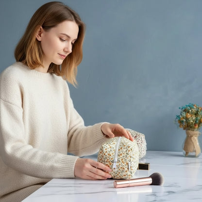 femme range produits trousse de maquillage