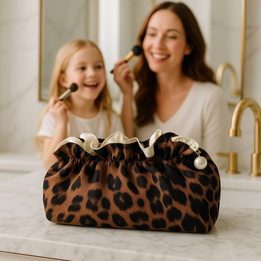 maman sa fille rangent trousse de maquillage
