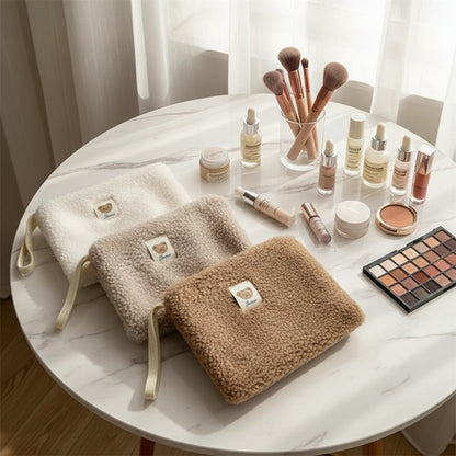 trois trousse de toilette posees table