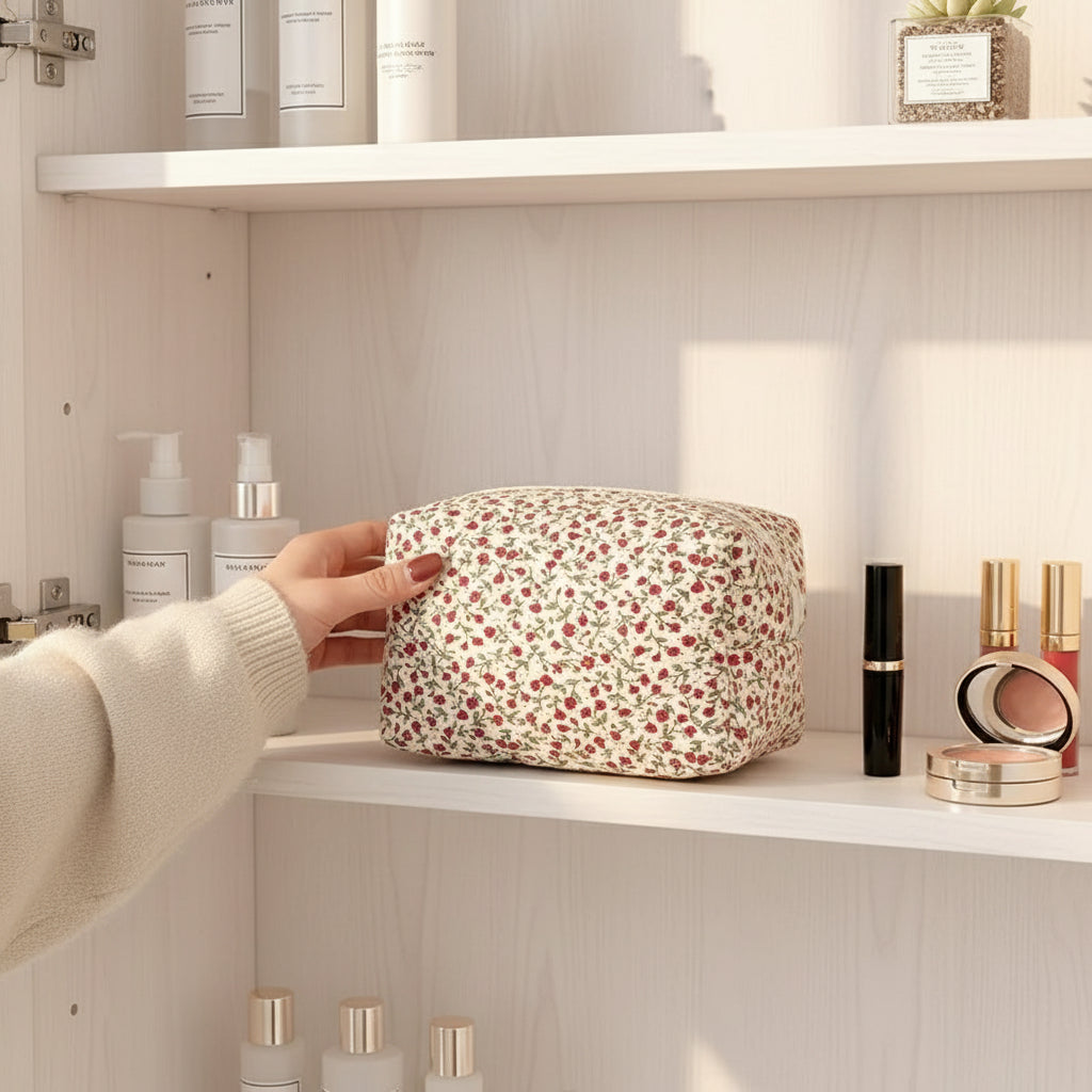 trousse de maquillage rangee parfaitement meuble