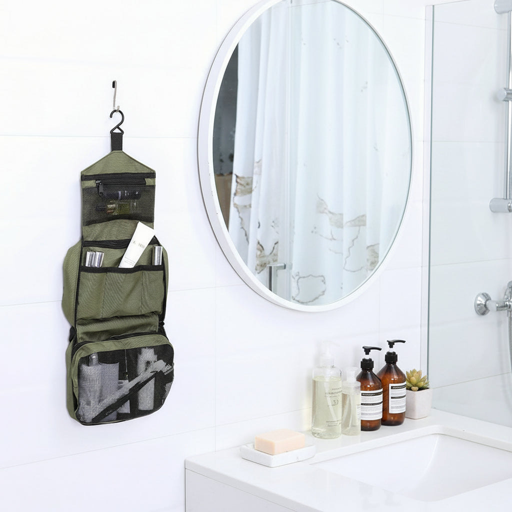 trousse de toilette homme accrochee douche