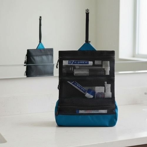 trousse de toilette homme posee lavabo