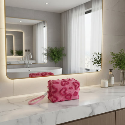 trousse de toilette posee devant miroir