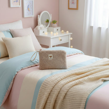 trousse de toilette posee lit jeune fille