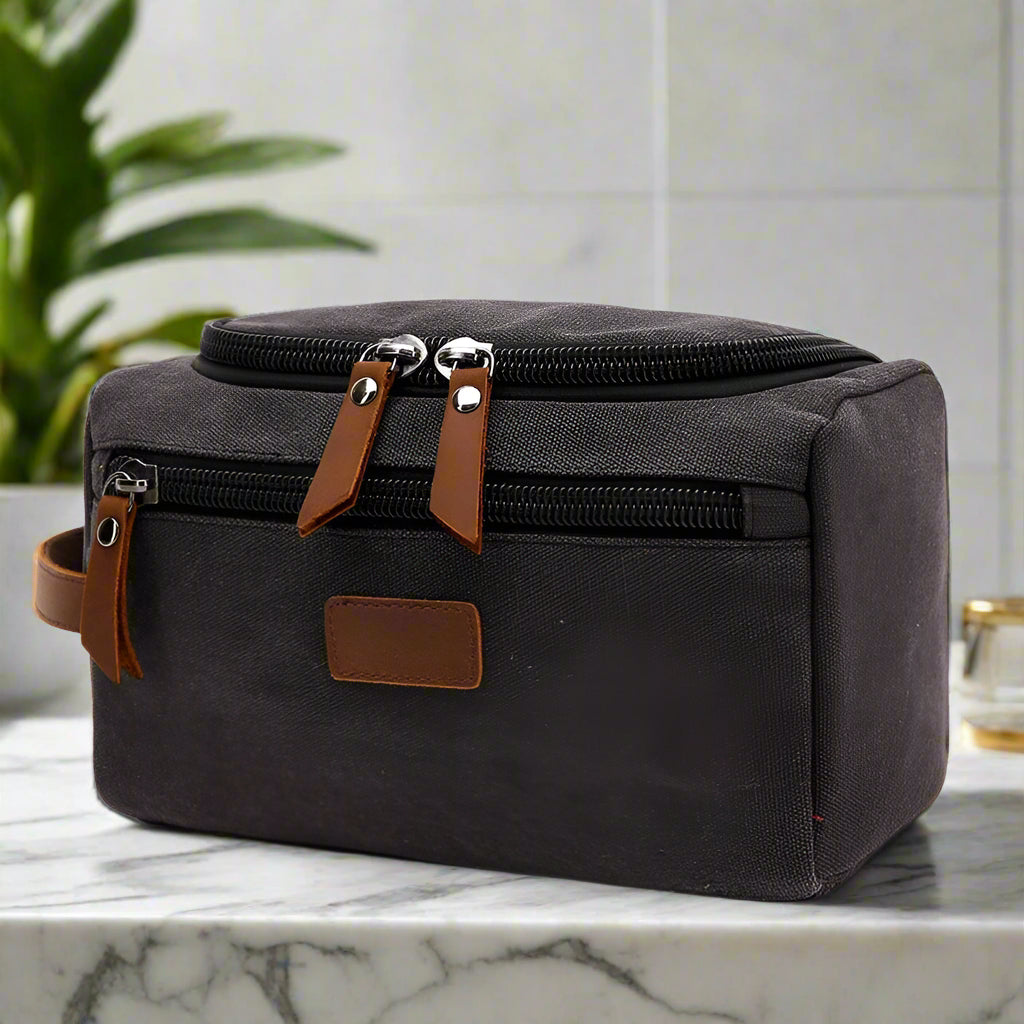 trousse de toilette pour homme poser dans douche
