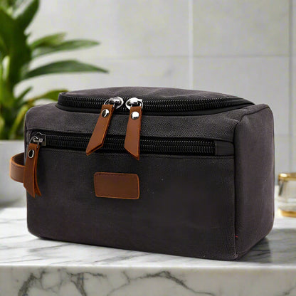 trousse de toilette pour homme poser dans douche