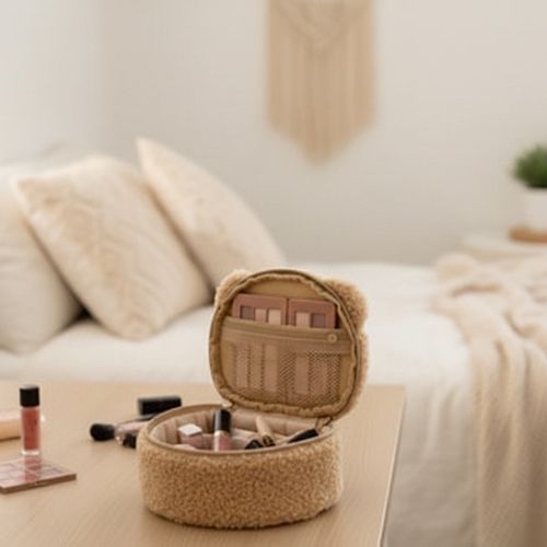 trousse maquillage ouverte posee table