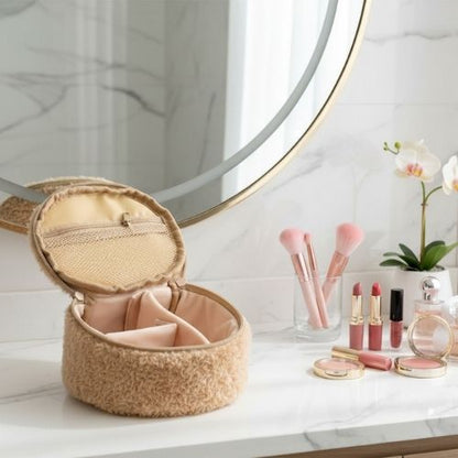 trousse maquillage posee devant miroir