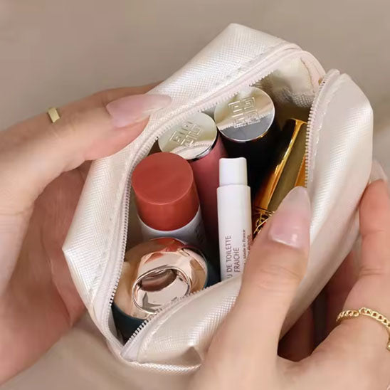 trousse maquillage remplie accessoires cosmetiques