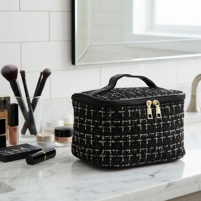 vanity femme chic poser devant maquillage