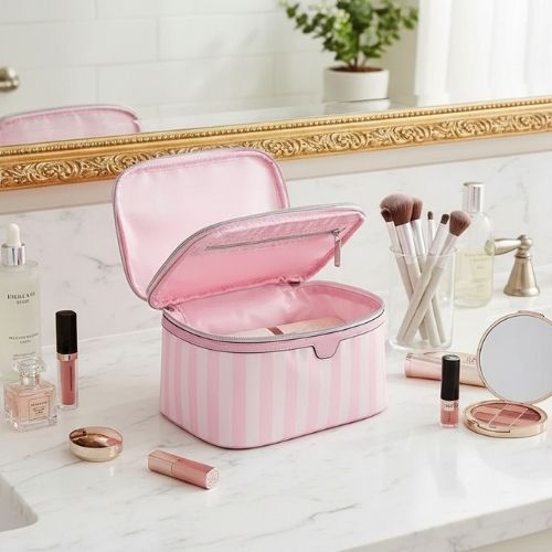 vanity femme posee devant miroir