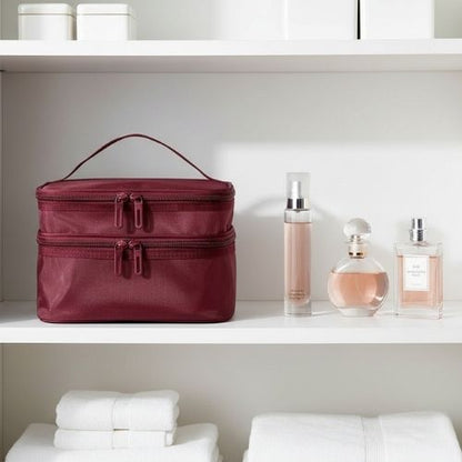 vanity femme posee devant parfums