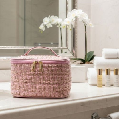 vanity femme posee devant pot fleur